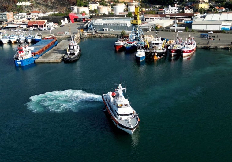 Italia reanuda la operación en Albania: una nave militar traslada 49 migrantes para su repatriación