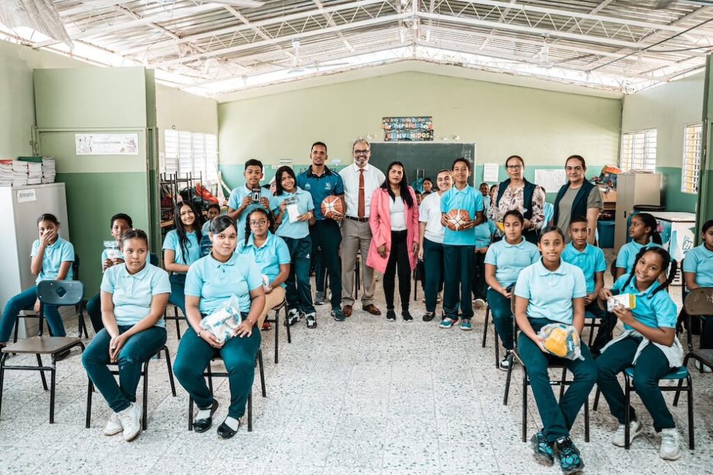 INEFI entrega utilería e imparte charla en la Escuela Eugenio María de Hostos de SFM