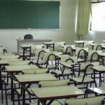 Maestros y alumnos limpian escuelas en Santiago Oeste por falta de conserjes