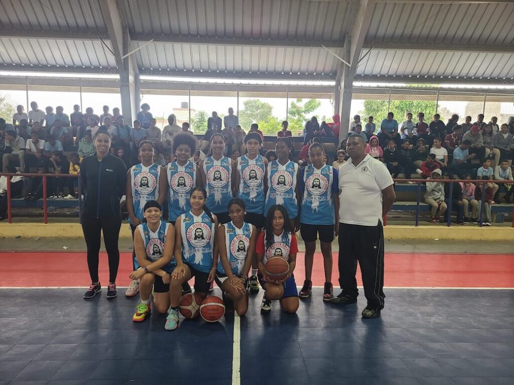 Indias del club San Vicente celebran exhibición de baloncesto femenino en el municipio de Arenoso