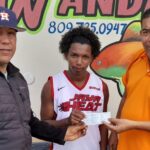 Pescadería Wanda entrega premio en metálico equipo campeón XIV torneo Basket inter comunitario