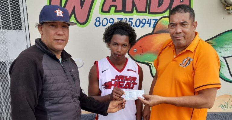 Pescadería Wanda entrega premio en metálico equipo campeón XIV torneo Basket inter comunitario