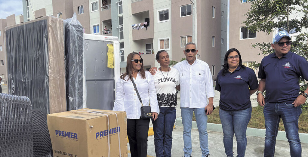 Entregan enseres del hogar a familias del residencial Getsemaní