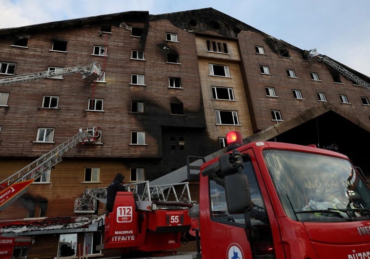 Aumentan a 28 los detenidos por el incendio de un hotel en Turquía que dejó 78 muertos