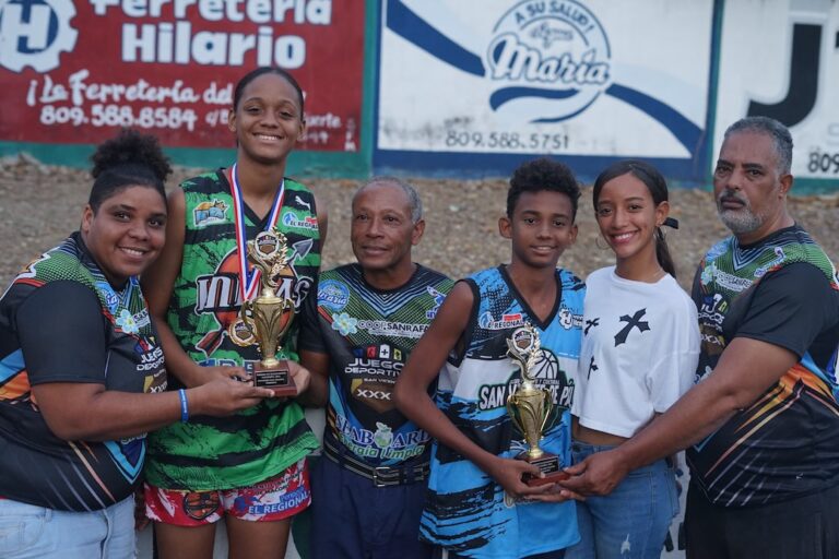 Premian a Angelica Tapia y a Joshua Angeles jugadores más valiosos torneos navideño club San Vicente