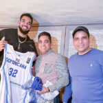 Ministro Kelvin Cruz y la súper estrella de la NBA Karl Anthony Town comparten en New York