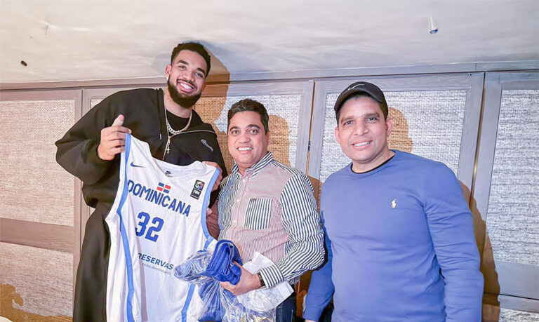 Ministro Kelvin Cruz y la súper estrella de la NBA Karl Anthony Town comparten en New York