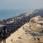 Los gazatíes regresan al norte de forma masiva tras la retirada de Israel del corredor de Netzarim