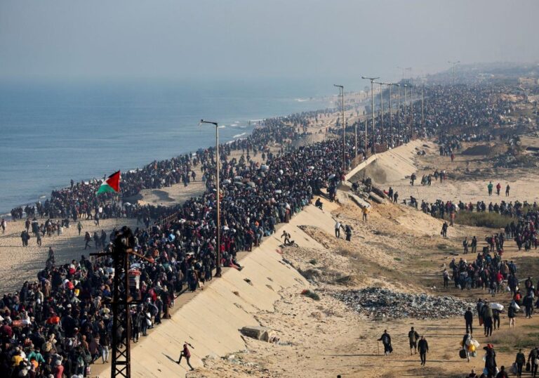Los gazatíes regresan al norte de forma masiva tras la retirada de Israel del corredor de Netzarim