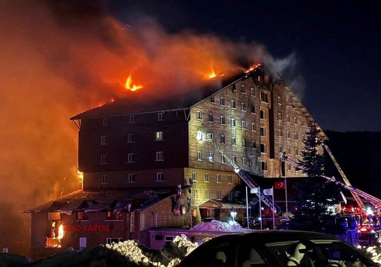 Al menos 66 muertos en el incendio de un hotel en una estación de esquí en Turquía