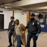 Hombre empujó mujer en vagón metro Alto Manhattan tenía arresto y liberado recientemente; NYPD castigará delitos menores en trenes