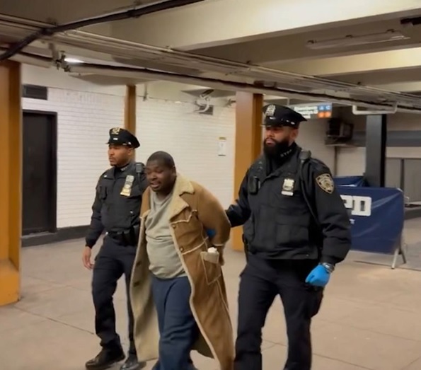 Hombre empujó mujer en vagón metro Alto Manhattan tenía arresto y liberado recientemente; NYPD castigará delitos menores en trenes