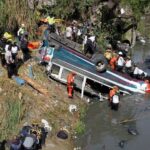 Más de 50 muertos al caer un autobús por un puente en Guatemala