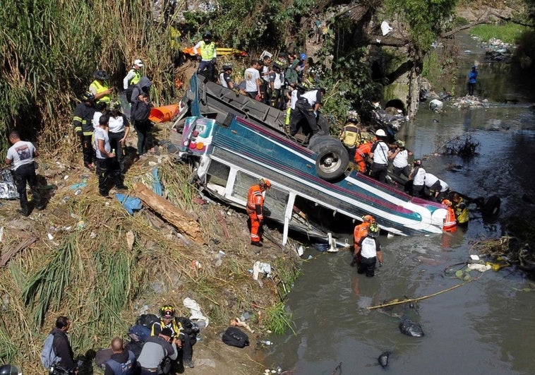 Más de 50 muertos al caer un autobús por un puente en Guatemala