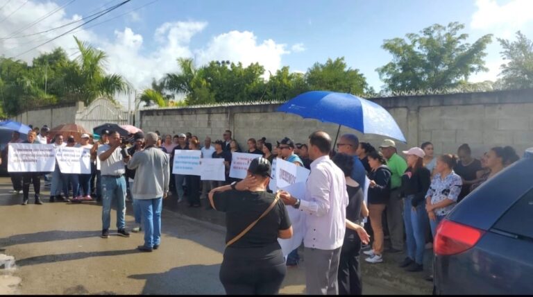 Realizan protesta frente al local de la ADP contra paro de docencia