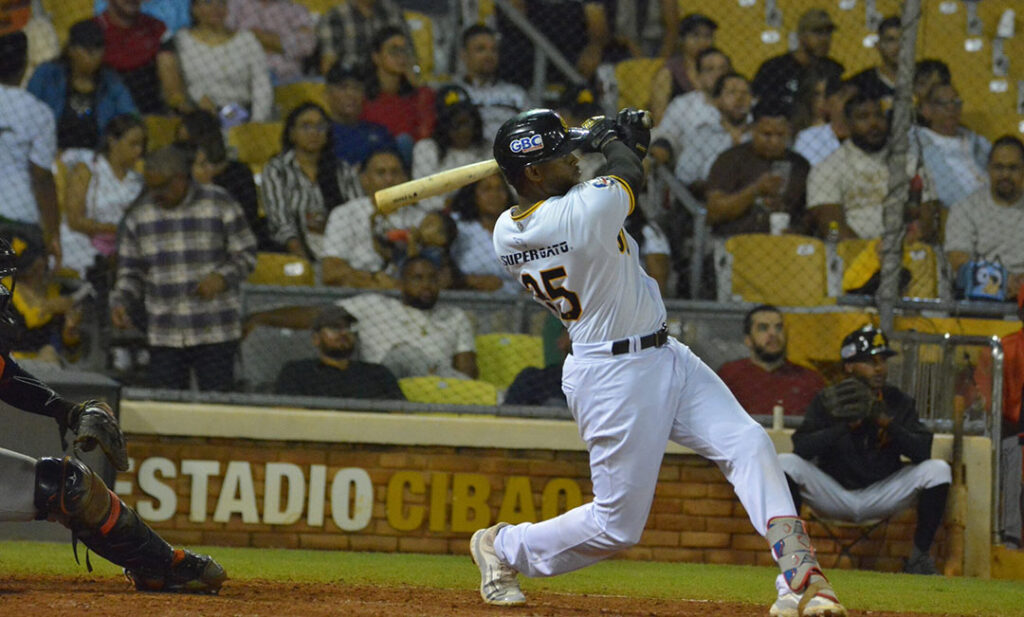 Leones adquieren a Alexander Canario y a José Daniel Devers