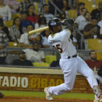 Leones adquieren a Alexander Canario y a José Daniel Devers