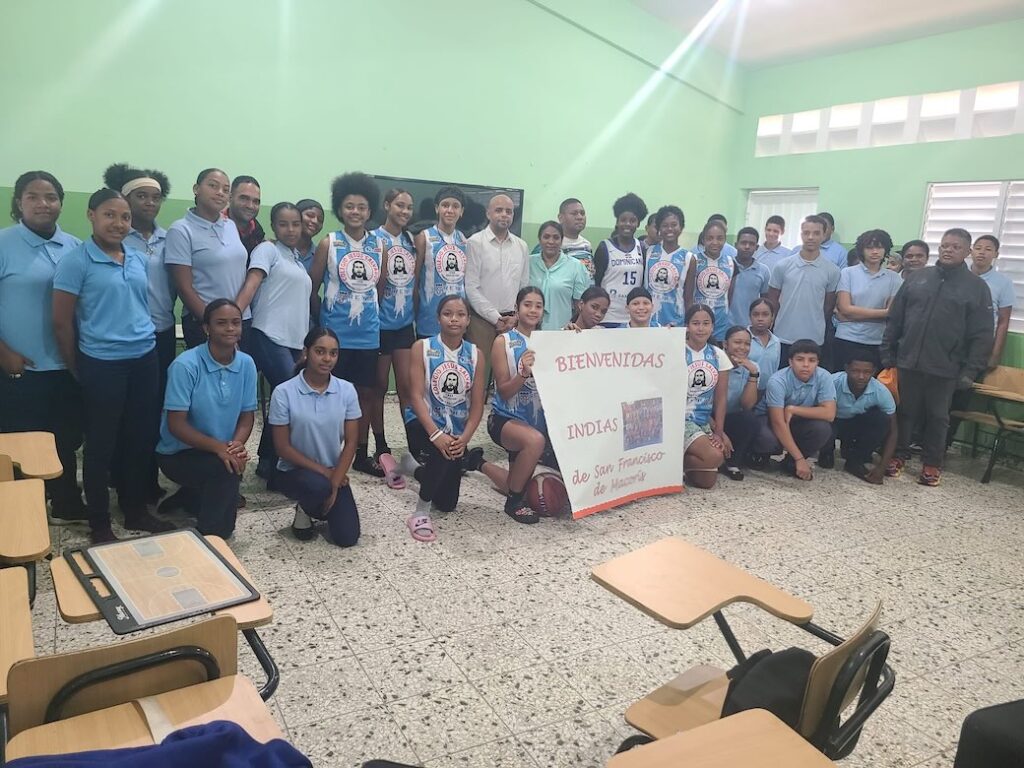 Indias Club San Vicente  realizan clínica de baloncesto femenino en el municipio de Hostos