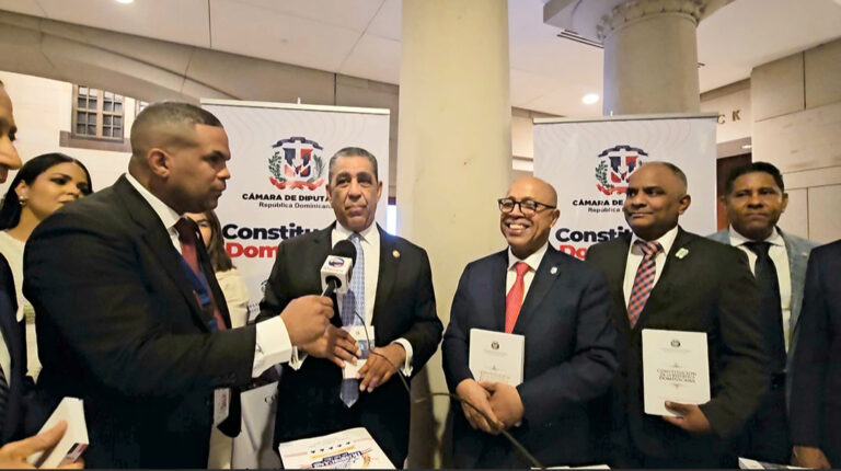 Adriano Espaillat felicita a Alfredo Pacheco por presentar la nueva Constitución al evento Dominicanos en el Capitolio