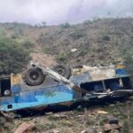 Al menos 31 fallecidos y 15 heridos tras la caída de un autobús por un barranco de 800 metros en Bolivia