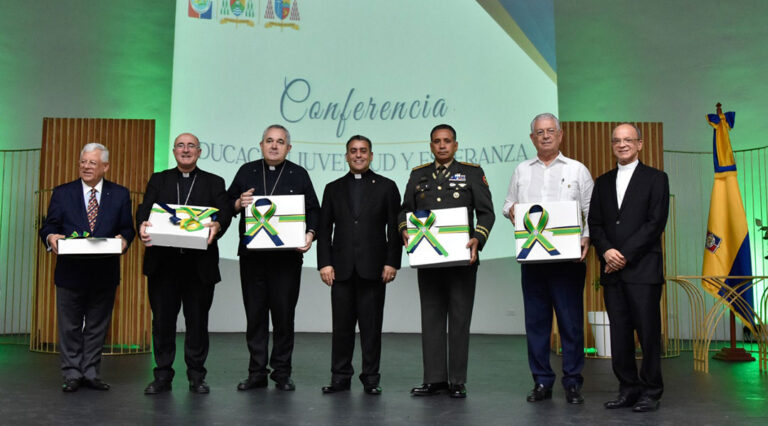 Cardenal de Uruguay diserta en la UCNE sobre educación, juventud y esperanza