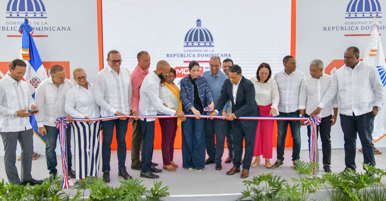 Gobierno  entrega a través del Ministerio de  Obras Públicas carretera Las Matas de Farfán-Carrera de Yeguas