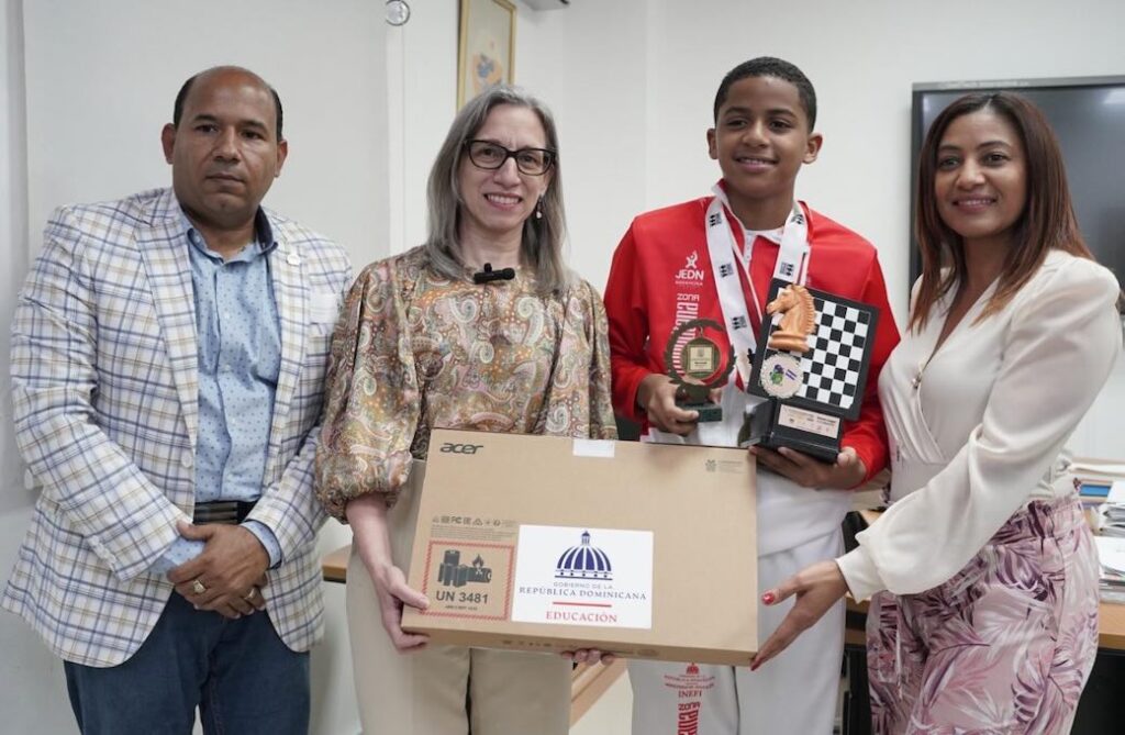 Ministerio de Educación entrega moderna computadora al Medallista de Oro Escolar en Ajedrez, Ángel Lara Santos