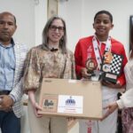 Ministerio de Educación entrega moderna computadora al Medallista de Oro Escolar en Ajedrez, Ángel Lara Santos