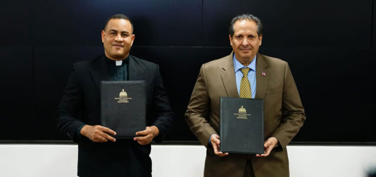 Ministerio de Salud y Universidad Católica Santo Domingo firman convenio para fortalecer la formación de colaboradores