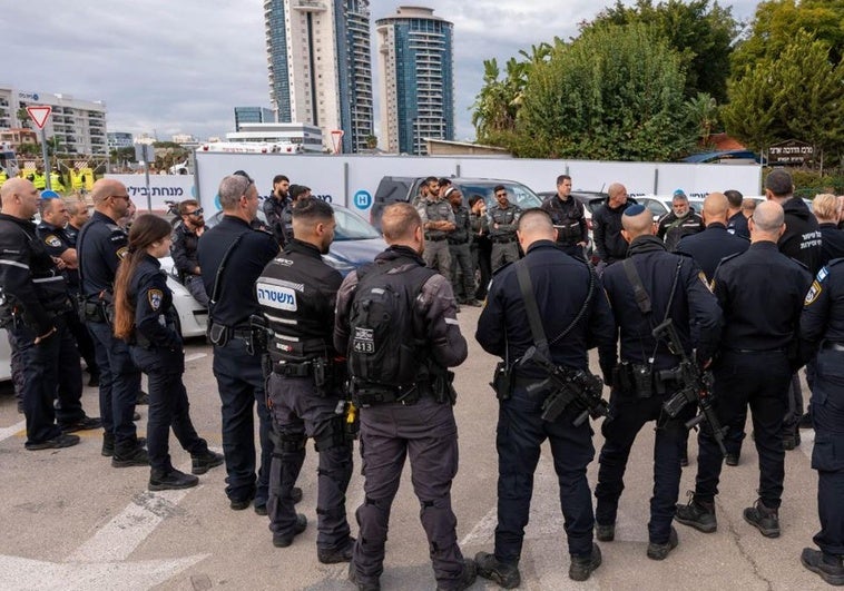 Explotan tres autobuses en un «presunto atentado terrorista» cerca de Tel Aviv