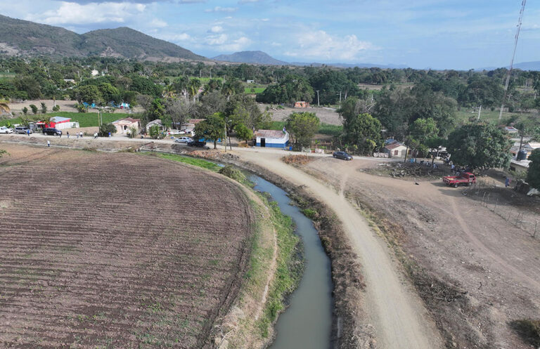 INDRHI ejecuta limpieza de canales de riego en San Juan y reafirma compromiso con el sector agropecuario en AGROPESUR