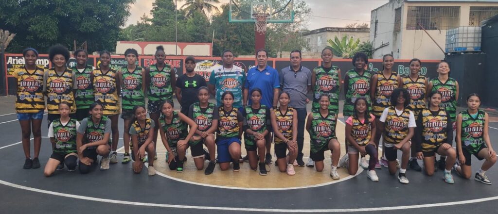 Técnico Cubano Alberto Zabala realiza  clínica de baloncesto femenino a Indias del club San Vicente