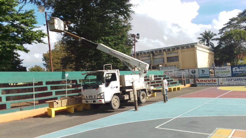 Edenorte  reacondiciona alumbrado cancha Pedro Emilio Reyes del Club San Vicente