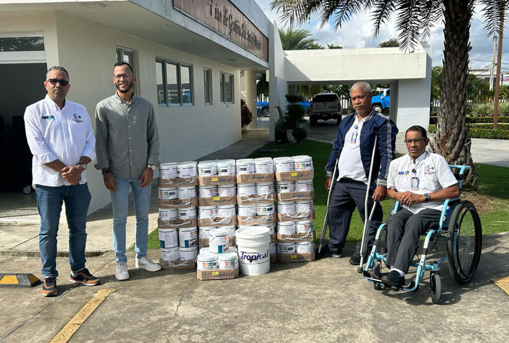 Senador Franklin Romero donó pintura para torneo de tenis de campo