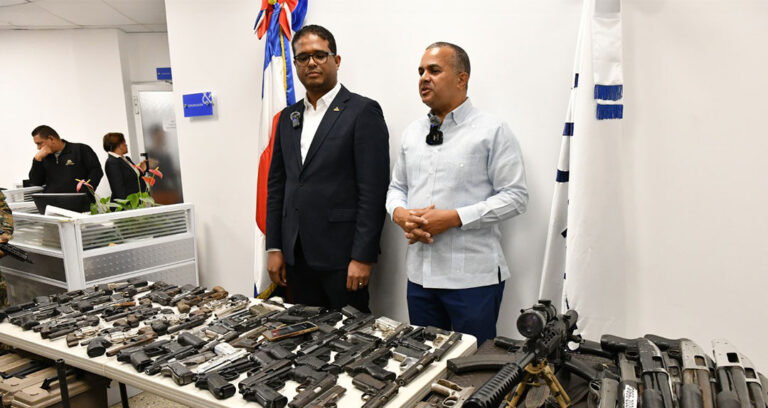 Interior y Policía recibe 94 armas de fuego entregadas por Fiscalía de Santo Domingo Oeste, eran cuerpo de delito