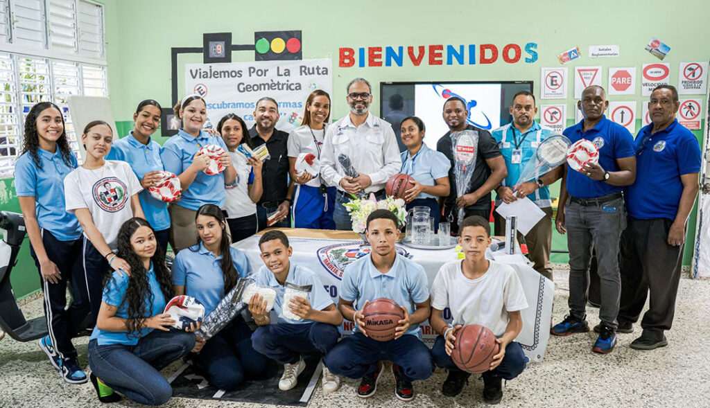 Liceo Coronel Rafael Tomás Fernández Domínguez recibe utilería de INEFI en SFM