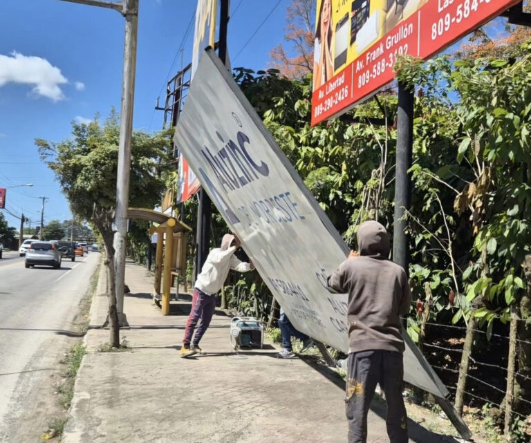 Ayuntamiento retira letreros, vallas y vendedores ambulantes de espacios públicos SFM