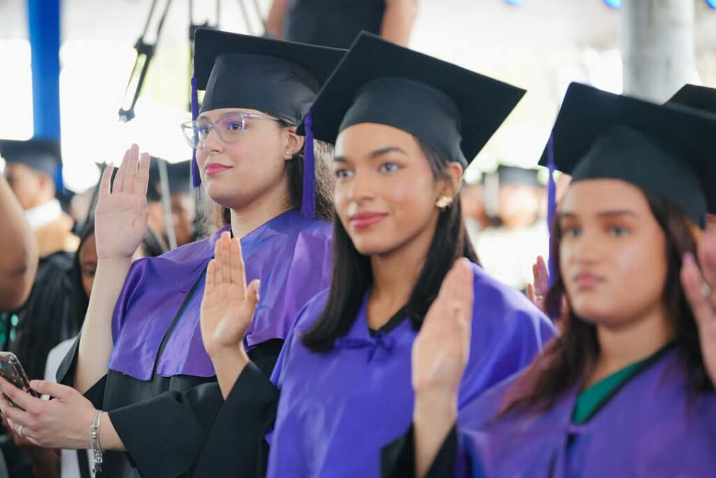 Francomacorisanas Ashley Lizardo y Camila Zayas reciben títulos de la UASD con los más altos índices académicos