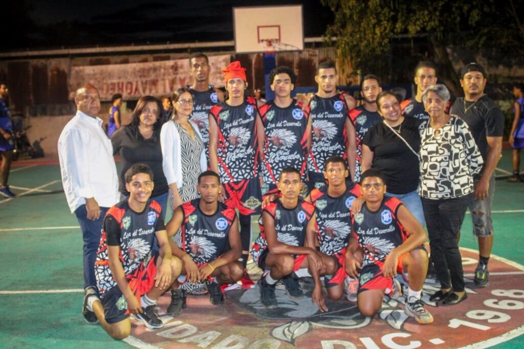 Equipo Negro  comanda torneo de basket  juvenil del club Caonabo  copa Pescadería Wanda