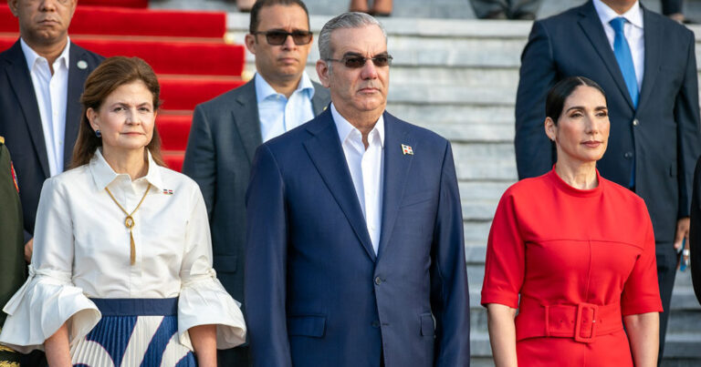 Presidente Abinader encabeza acto de homenaje a la Bandera Nacional