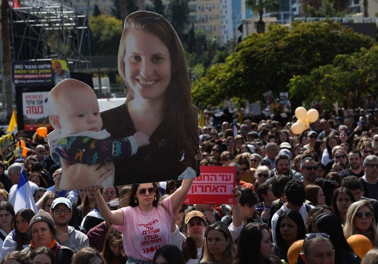 Israel llora en el entierro de la familia Bibas