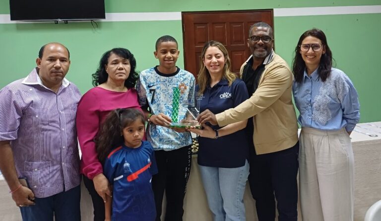 Ajedrez reconoce a Gloria Reyes en Campeonato de Ajedrez de la Juventud 2025