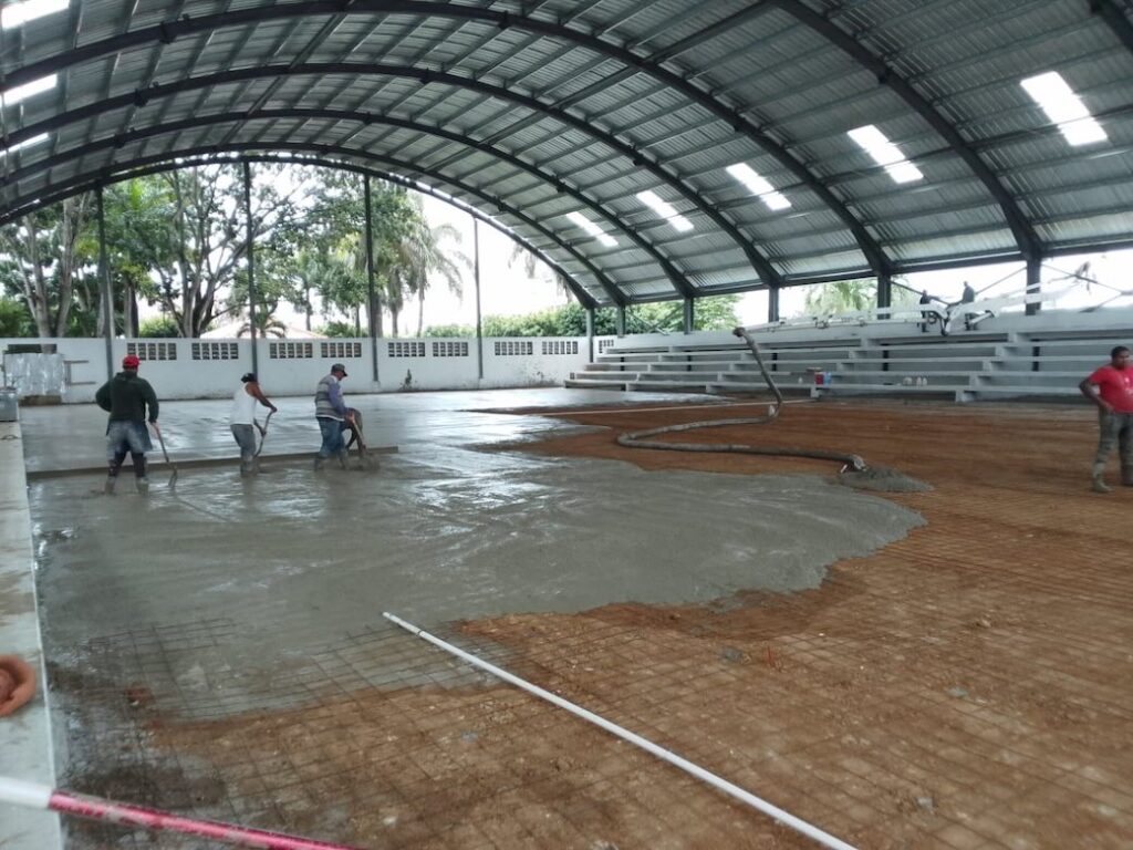 Ministerio de deportes trabaja arduamente en la construcción Polideportivo club Máximo Gómez