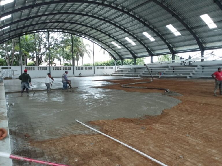 Ministerio de deportes trabaja arduamente en la construcción Polideportivo club Máximo Gómez