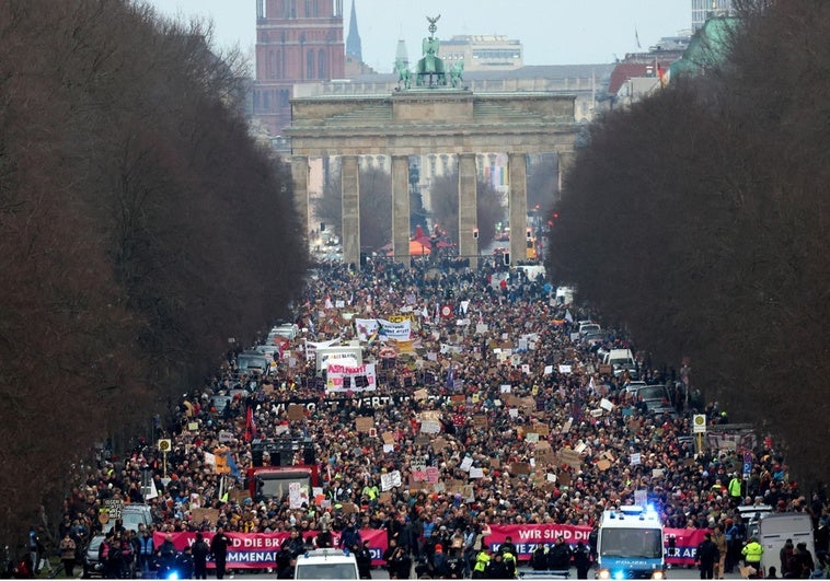 Multitudinaria manifestación exige en Berlín mantener el cordón sanitario contra la extrema derecha