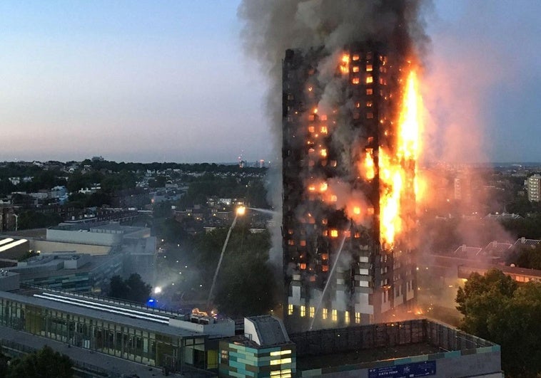 Polémica por la demolición de la torre Grenfell, el bloque de viviendas de Londres donde murieron 72 personas