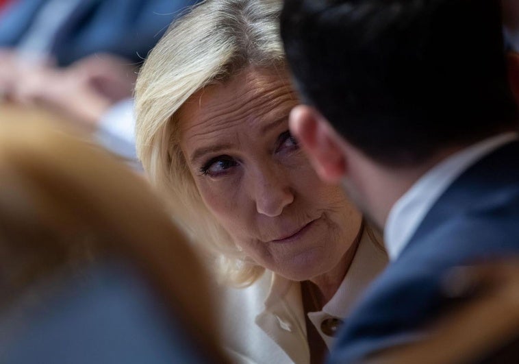 Le Pen se presenta como garante de la estabilidad y volverá a 'salvar' a Bayrou de la nueva moción de censura