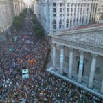 Miles de argentinos salen a la calle en repudio de las palabras de Milei en Davos