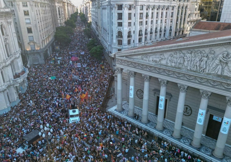 Miles de argentinos salen a la calle en repudio de las palabras de Milei en Davos