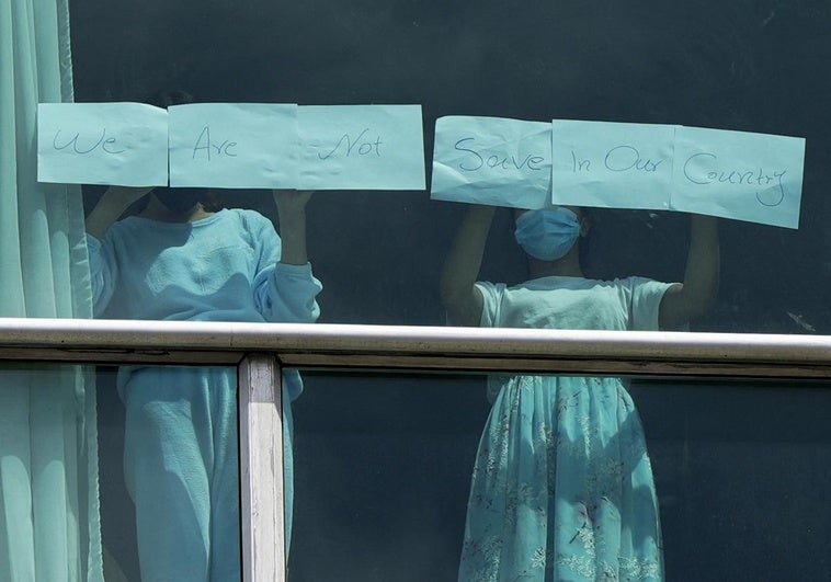 Migrantes deportados por Trump piden auxilio desde las ventanas de un hotel en la selva de Panamá